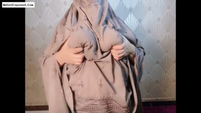 Horny pathan girl with big ass.pushing a cucumber inside her ass and pussy